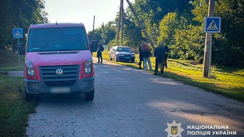 На Полтавщині під колеса мікроавтобуса потрапила 3-річна дитина