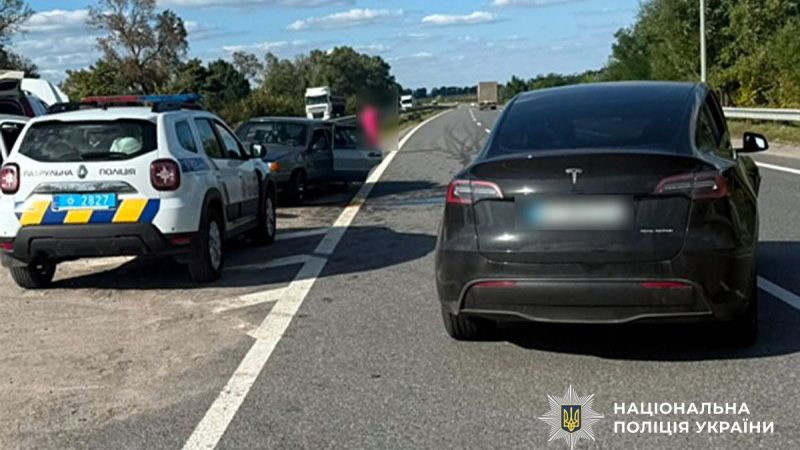 На трасі Київ-Харків зіткнулися Tesla та ВАЗ – травмовано жінку