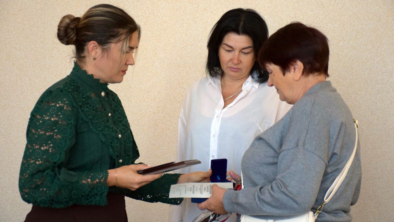 У Нових Санжарах мамі та сестрі загиблого воїна Віталія Гужви вручили його посмертні нагороди