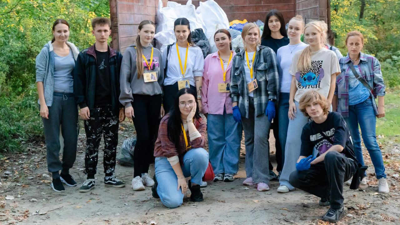 Працівники міськради та молодь прибрали берег Ворскли у Кобеляках