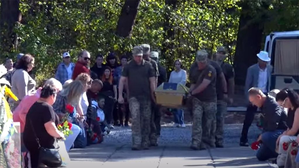 У Горішніх Плавнях попрощалися з полеглим захисником Євгеном Панченком, якого понад рік вважали зниклим безвісти