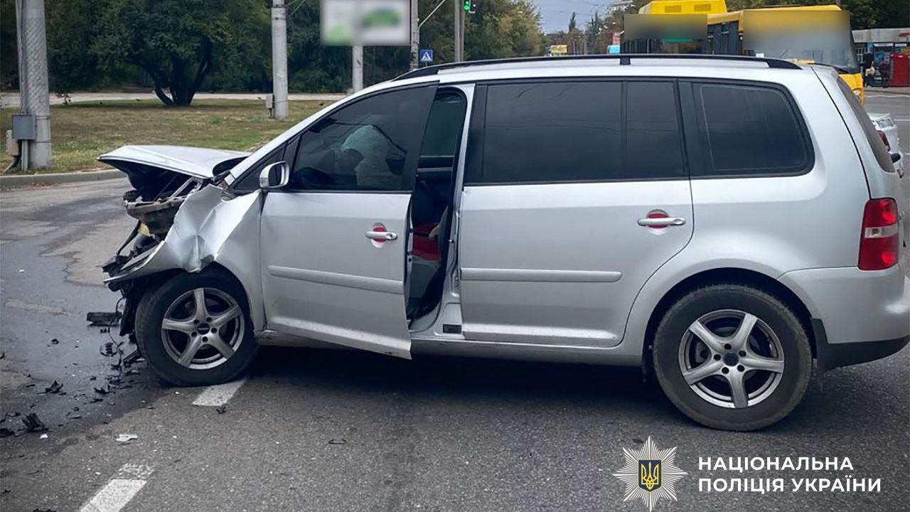 У Полтаві на перехресті зіткнулися два автомобілі Volkswagen: є травмований