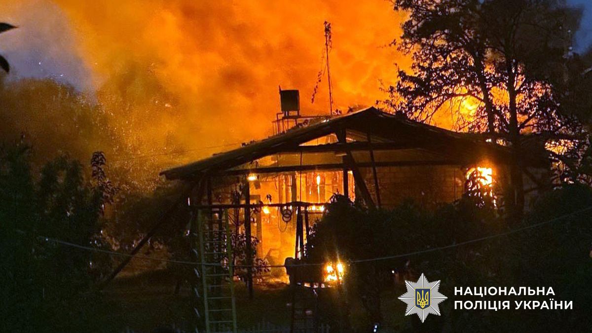 Правоохоронці документують наслідки влучання ворожого БпЛА по дачах у Кременчуцькому районі