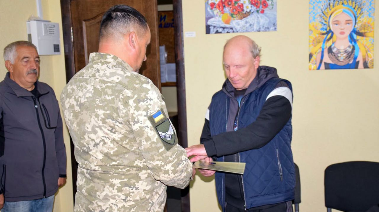 У Новосанжарській громаді ветерана 66-ї бригади нагородили медаллю «За поранення»