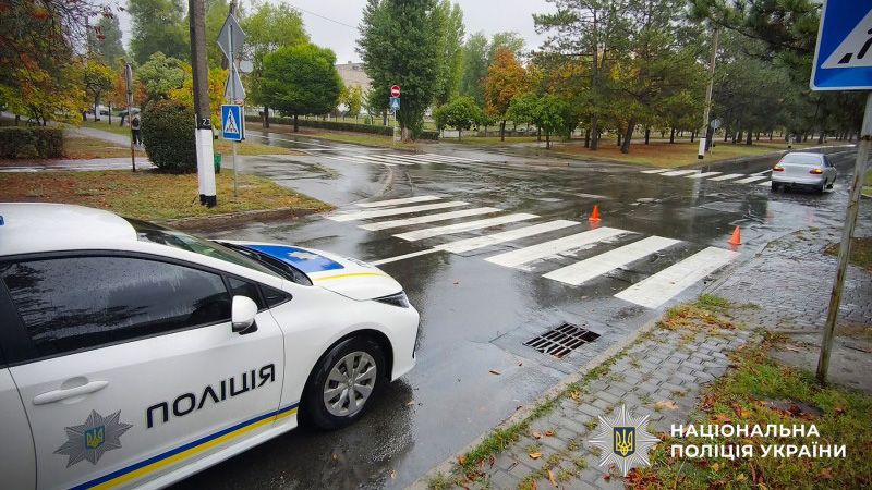 У Горішніх Плавнях на перехресті легковик збив 55-річну жінку: потерпіла у лікарні