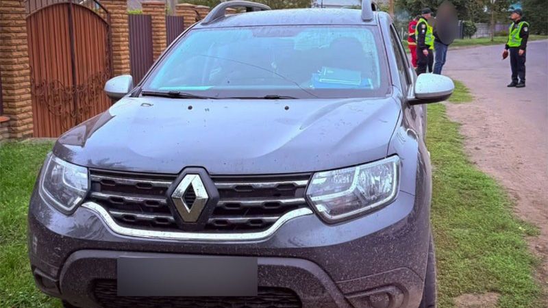 У Диканьці легковик Renault Duster збив велосипедистку: жінка опинилася в лікарні
