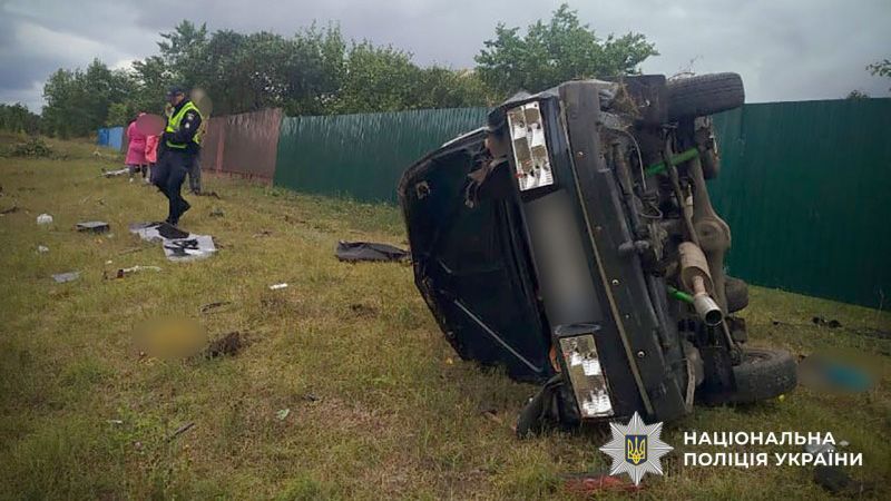 У Решетилівській громаді ВАЗ злетів у кювет і перекинувся: травмованого водія госпіталізували