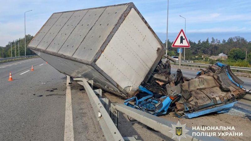 Смертельна аварія на трасі Київ — Харків: вантажівка ISUZU врізалася у відбійник, водій загинув