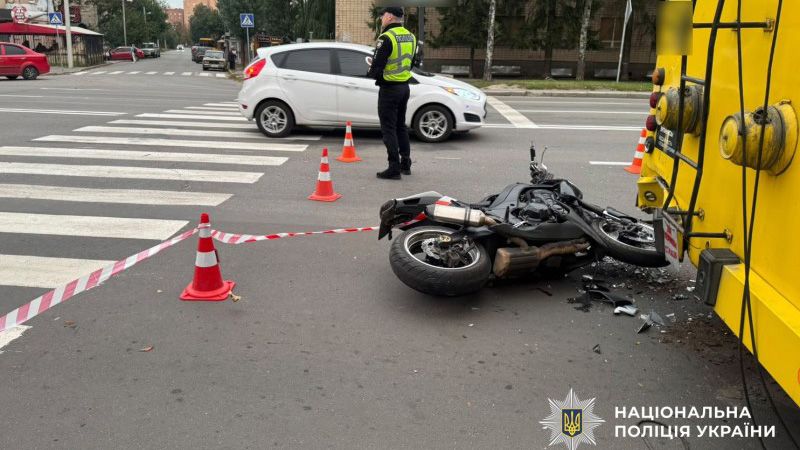 У Полтаві на Європейській мотоцикл Kawasaki врізався у тролейбус на зупинці
