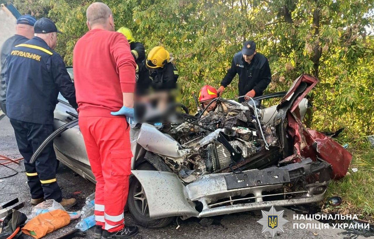 На автодорозі Гадяч — Миргород зіткнулися Daewoo Sens та КамАЗ: травмованого водія легковика госпіталізували