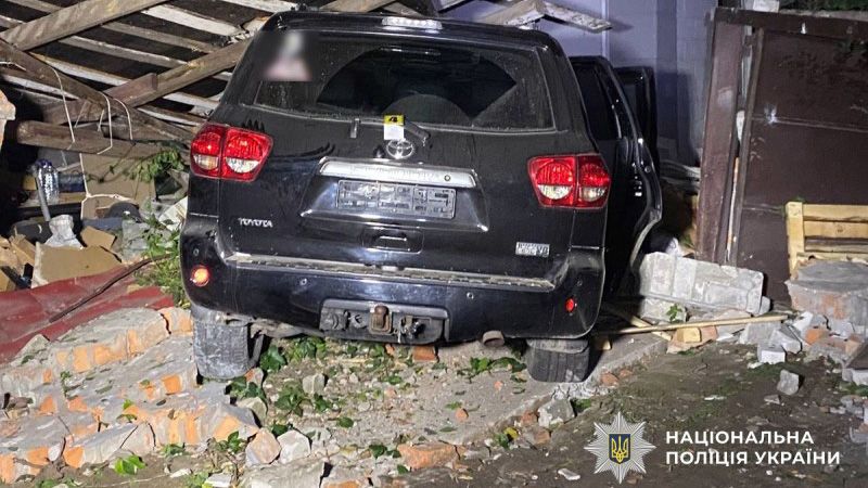 У Миргороді нетверезий водій на Toyota врізався в паркан: госпіталізовано двох чоловіків