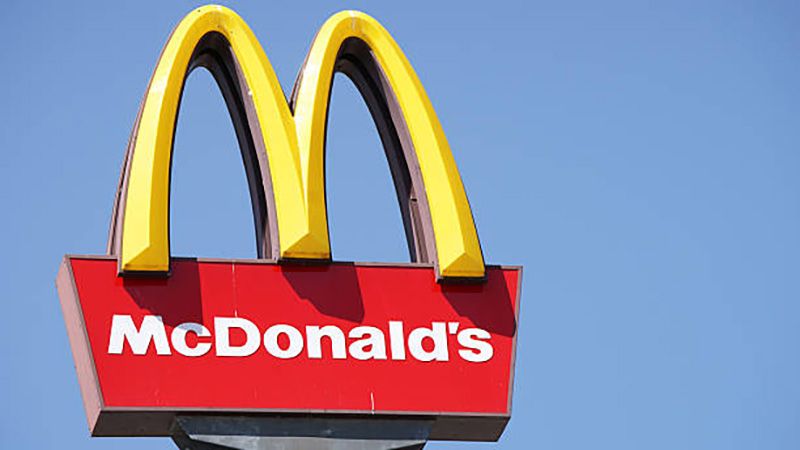 Мережа McDonald’s в Україні тимчасово переходить на скорочене меню через обстріл складів