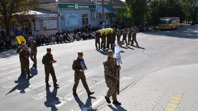 У Нових Санжарах провели в останню дорогу 24-річного нацгвардійця Максима Авінька