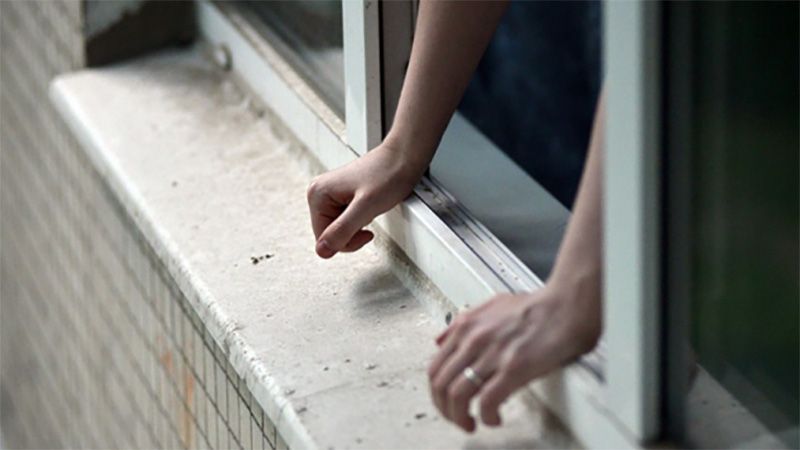 У Розсошенцях 18-річна дівчина випала з вікна шостого поверху