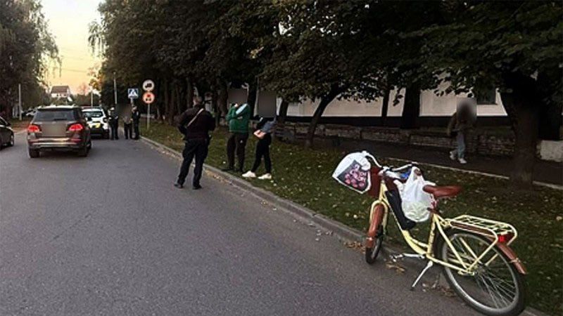  У Лохвиці Mercedes-Benz збив велосипедистку: за кермом авто був чоловік, позбавлений прав судом