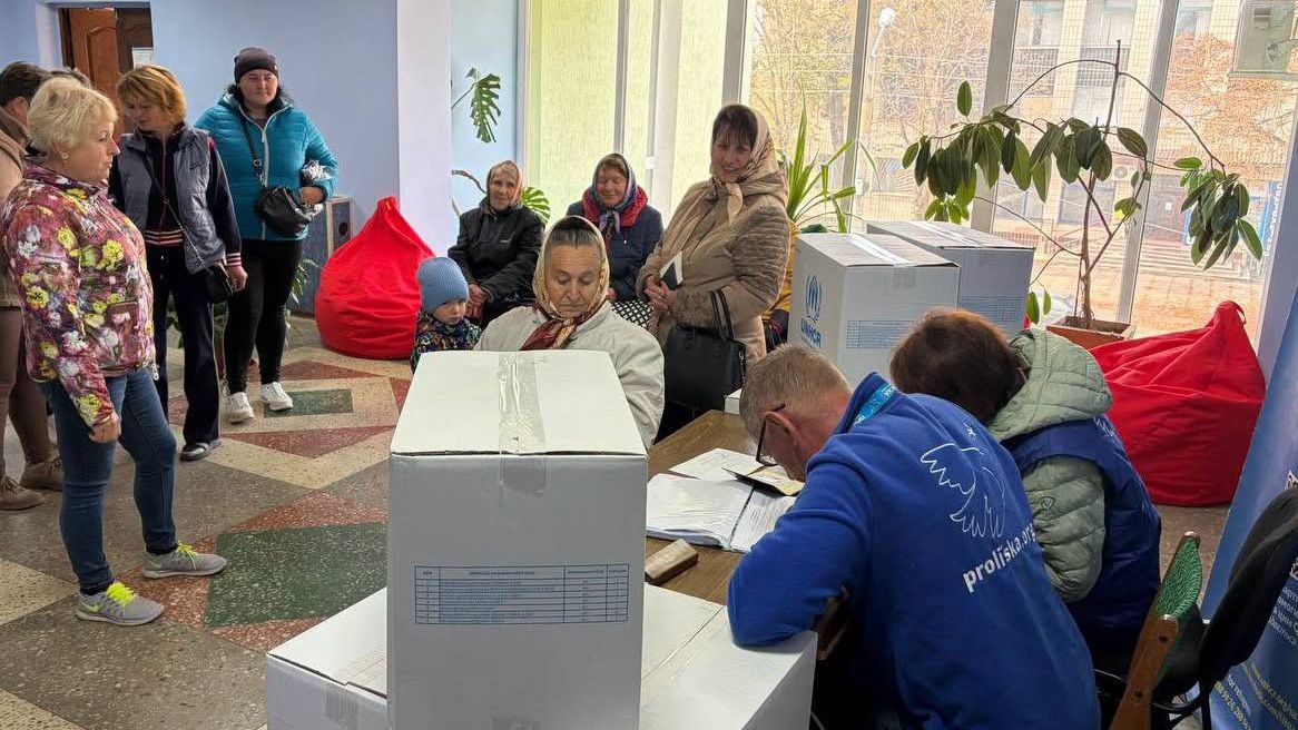 У Котелевській громаді підопічні терцентру отримують набори для утеплення житла до зими