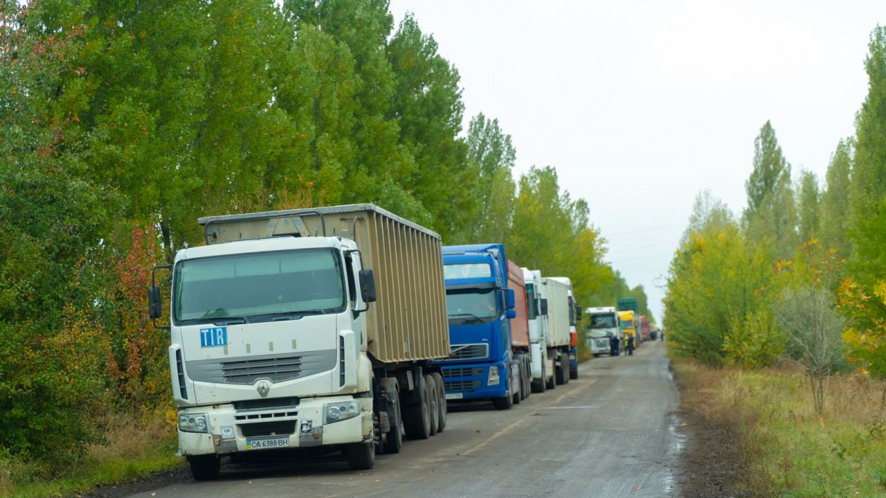 У Світлогірському жителі та поліція зупинили колону фур, які вивозили буряк у дощ і псували дорогу