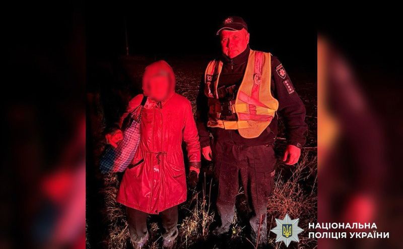 У Новосанжарській громаді поліцейські розшукали у полі 73-річну пенсіонерку, яка заблукала