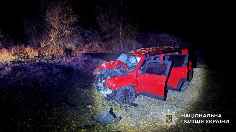У Полтаві позашляховик Jeep врізався в дерево: травмовані водій та пасажирка