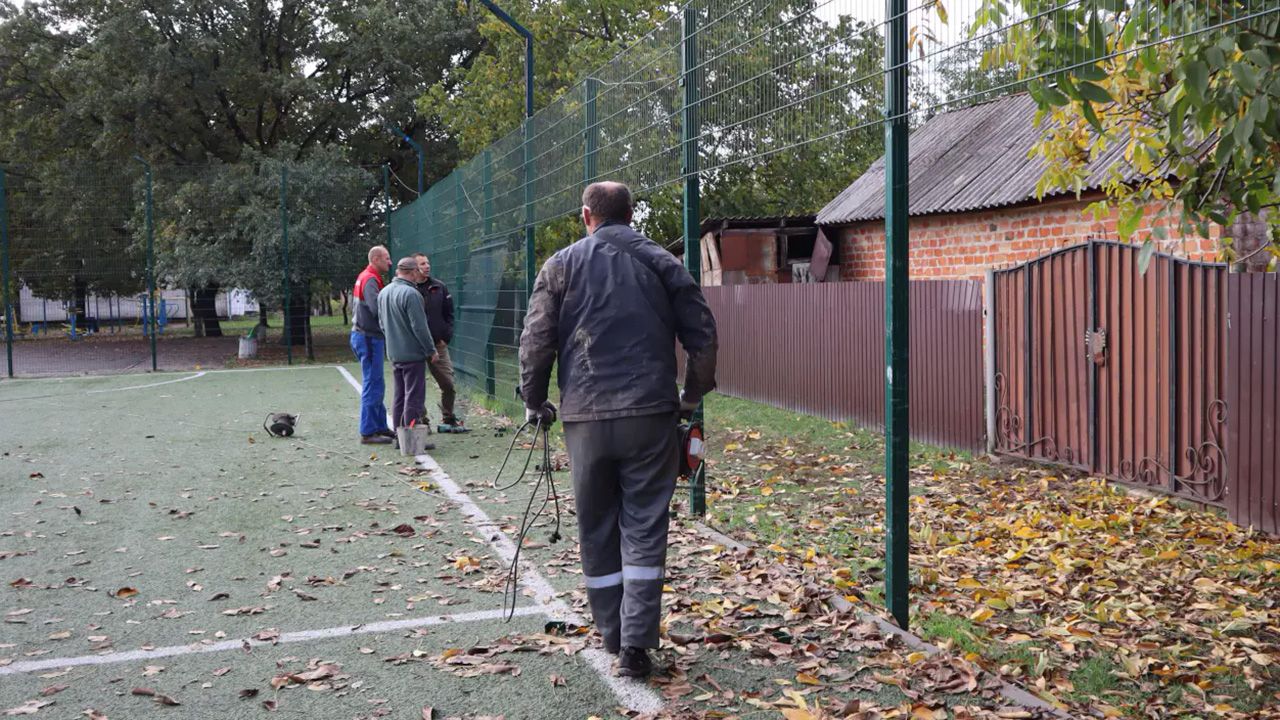У парку «Центральний» у Кобеляках відновили огорожу мініфутбольного поля