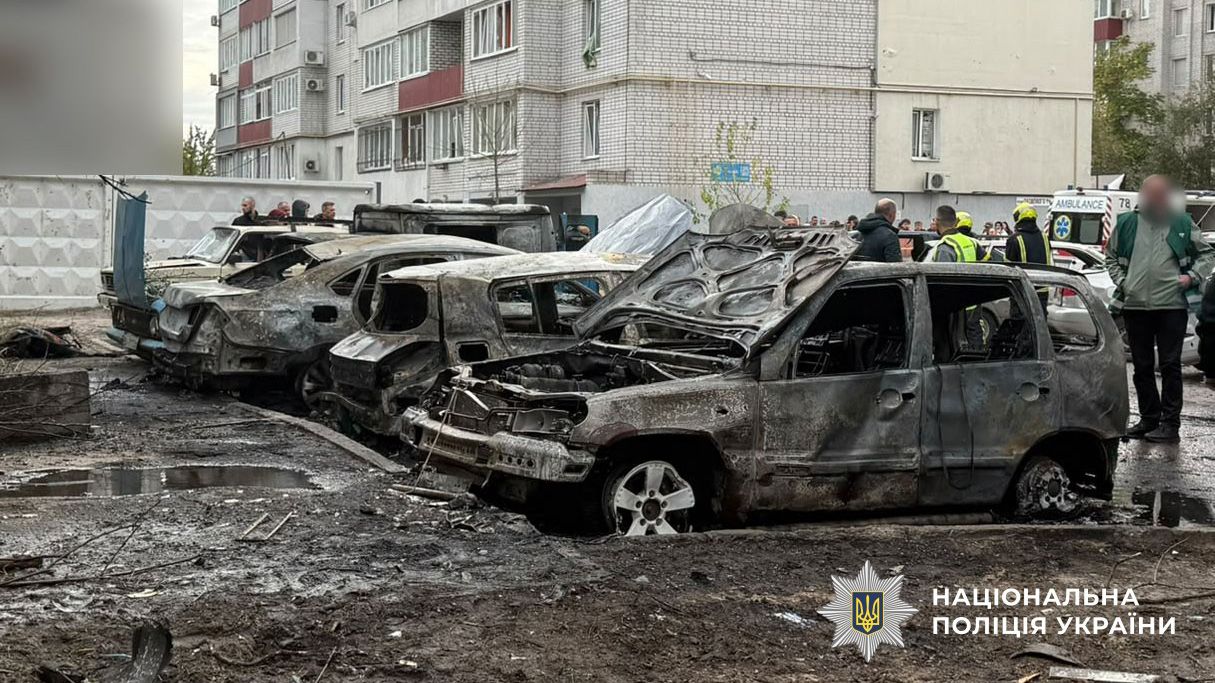 У Кременчуці триває ліквідація наслідків ворожого удару по багатоповерхівці: слідчі поліції та СБУ документують воєнний злочин