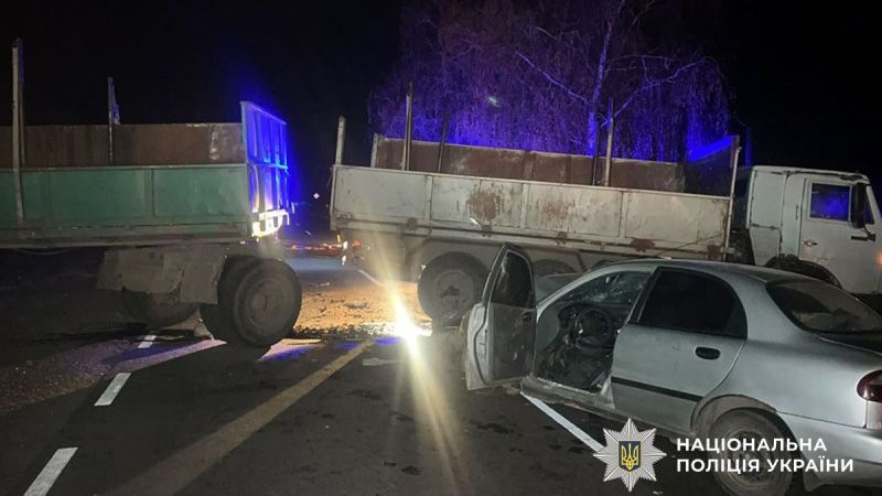 На Миргородщині вантажівка зіткнулася з легковиком: двоє людей загинули, троє поранені