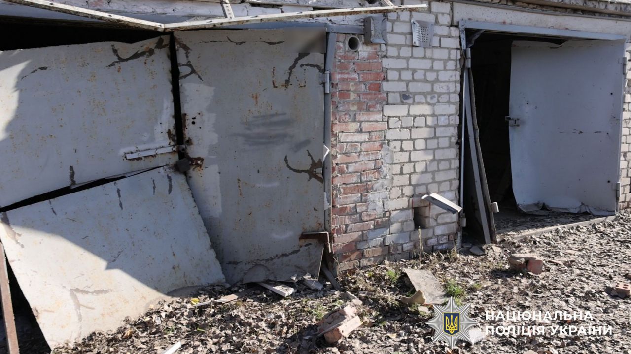 Поліція показала наслідки ранкового удару ворожого БпЛА по Полтаві: поранені двоє літніх чоловіків