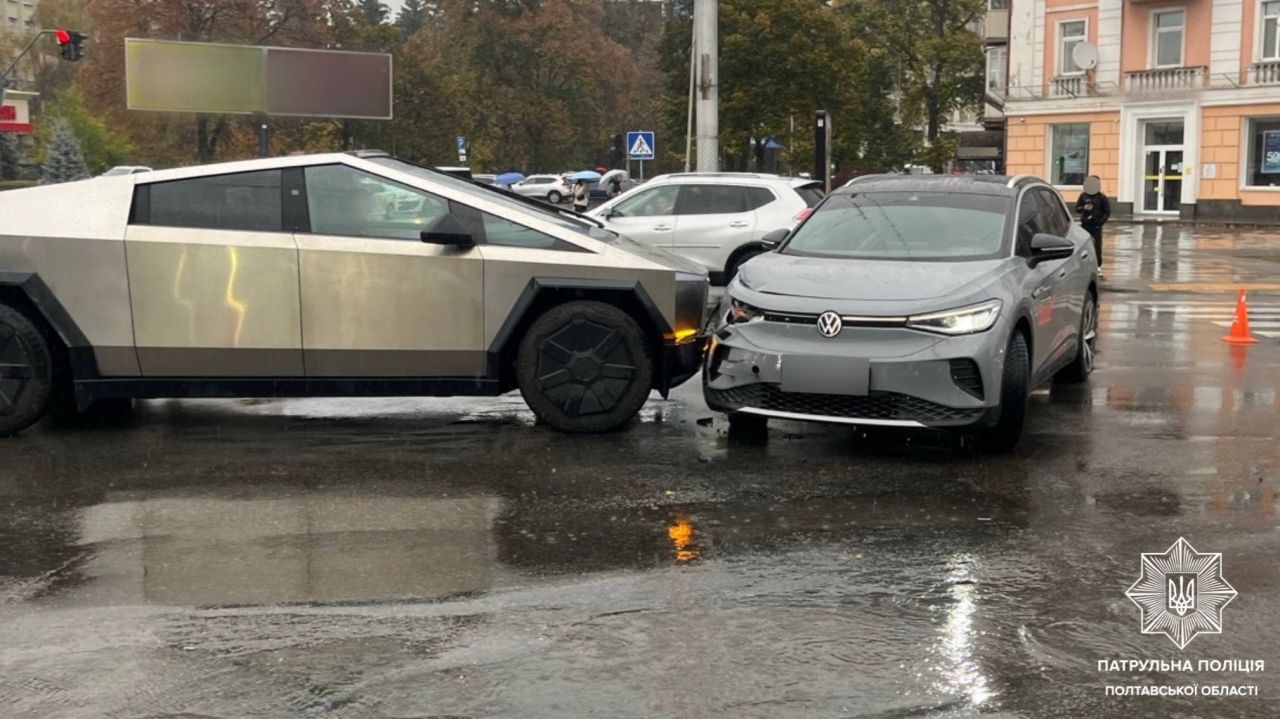 У Полтаві на вулиці Соборності зіткнулися Volkswagen та Tesla