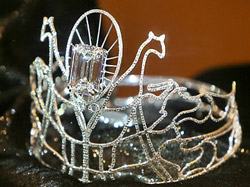 На корону та титул «Королева КДУ» претендуватимуть дев’ять учасниць