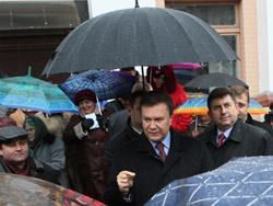 Янукович в Лубнах пообіцяв всім безкоштовну оксолінову мазь