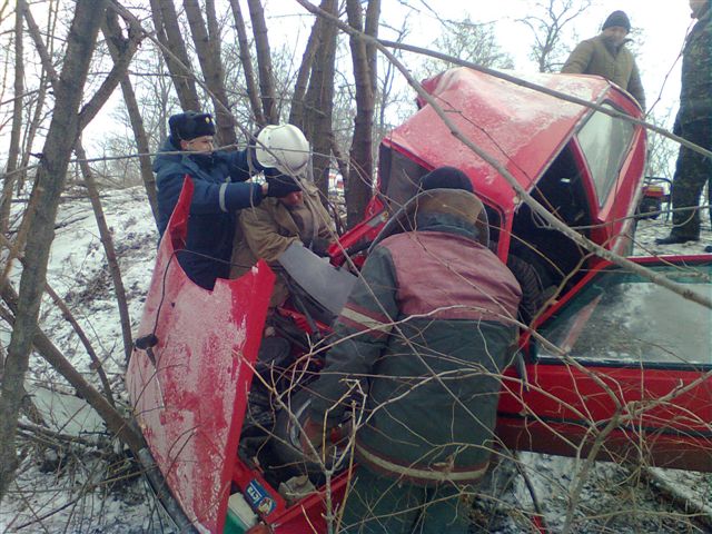 На Козельщині рятувальники визволяли пасажирів «Таврії» після зіткнення з деревом