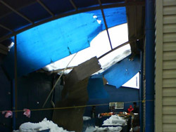 У Полтаві через скупчення снігу в базарний день провалився дах на ринку