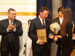 Меру Полтави вручили нагороду конкурсу «Людина року»
