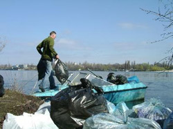 Экологи вывезли с острова Дынька несколько кубометров мусора