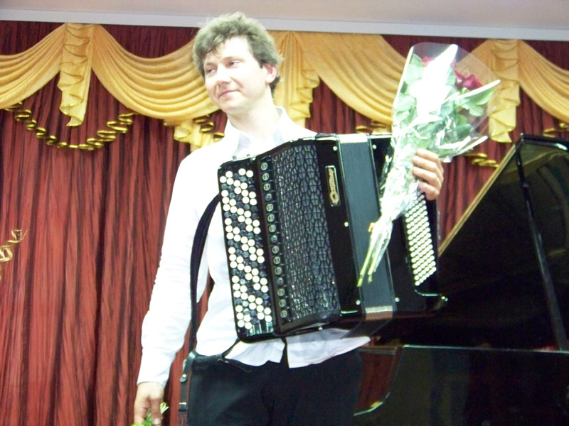 Олег Лисенко дарував новосанжарцям музику