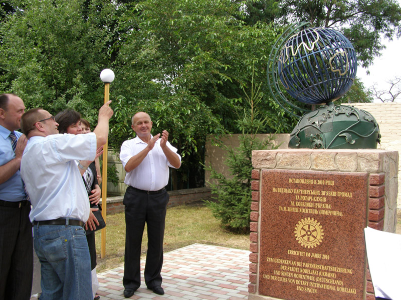 На вулиці Касьяна встановили глобус